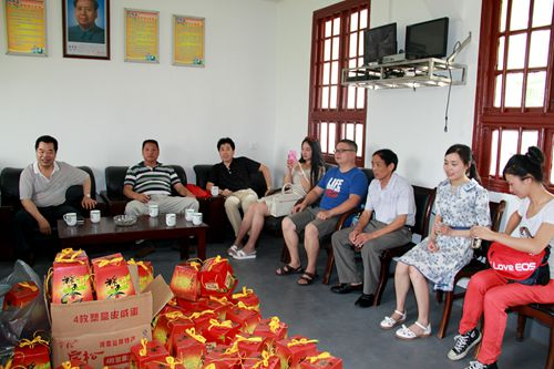 桐木建设党员志愿者端午赴敬老院送温暖